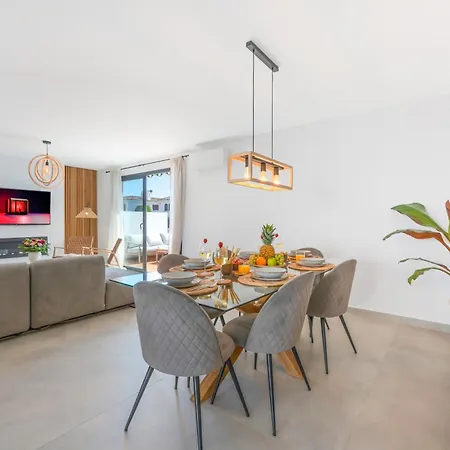 Semesterbostad Charming Beachside Townhouse In Villacana