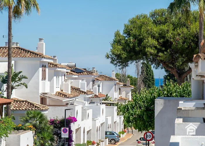 Charming Beachside Townhouse In Villacana 度假居